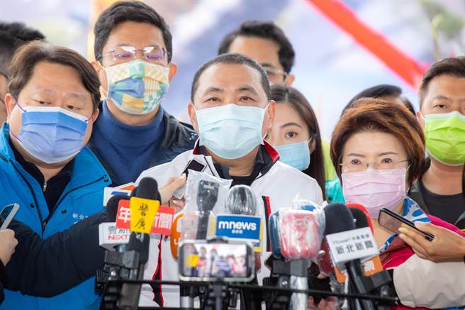 新北市长侯友宜今（14日）表示，滚动式检讨，若疫情相对稳定，当然可以朝比较安全无虞底下慢慢往前走。（叶书宏摄）