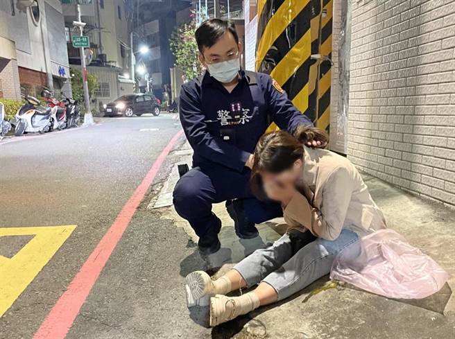 高雄23歲呂姓女子在情人節前夕失戀，12日晚間借酒澆愁喝到爛醉，癱坐在家門前，在員警的安撫、勸說之下，呂女才收拾好情緒，堅強走回家。（翻攝畫面／洪浩軒高雄傳真）
