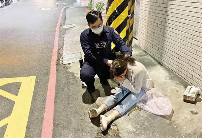 高雄23歲呂姓女子在情人節前夕失戀，12日晚間借酒澆愁喝到爛醉，癱坐在家門前，在員警的安撫、勸說之下，呂女才收拾好情緒，堅強走回家。（翻攝畫面／洪浩軒高雄傳真）