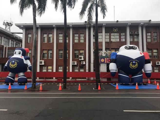 豐原警分局大門前擺設兩尊大型8公尺高的男女霹靂戰警。（豐原警分局提供）