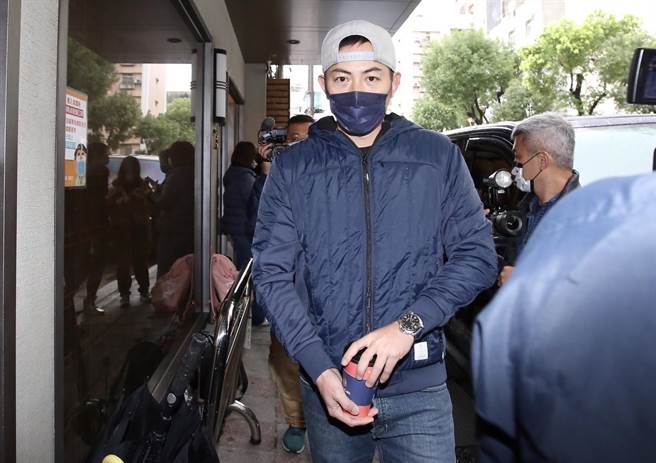 趙駿亞赴靈堂。（陳俊吉攝）