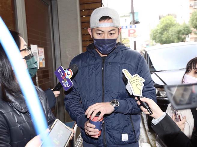 趙駿亞赴靈堂。（陳俊吉攝）