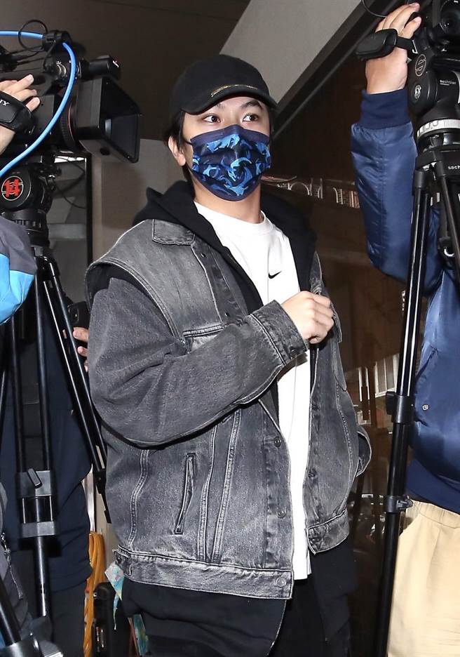 楊銘威赴靈堂。（陳俊吉攝）