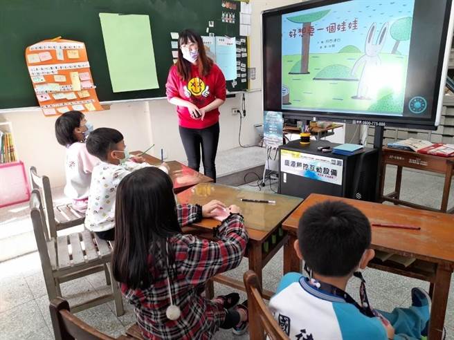 崇德国小资源班王语蓁教师运用触控式萤幕及主题式绘本去思考不是自己的东西能不能拿以及学习面对不公不义之事时，能够在保护自己为前提之下做正确的事。（新北市教育局提供）