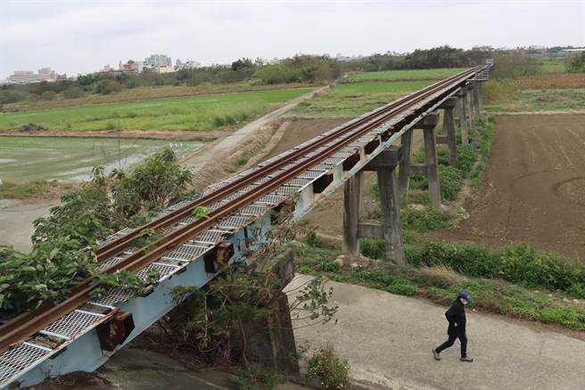 今立委陈明文与苏治芬、嘉义县长翁章梁一同宣布，「北港溪铁桥及周边景观改善工程」1亿8000万元预算到位，新港復兴铁桥和女儿桥即将连结。（吕妍庭摄）