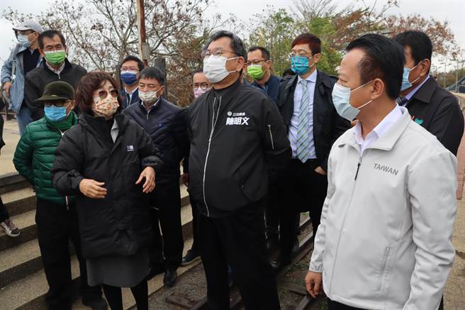 今立委陈明文（前排中）与苏治芬（前排左）、嘉义县长翁章梁（前排右）一同宣布，「北港溪铁桥及周边景观改善工程」1亿8000万元预算到位，新港復兴铁桥和女儿桥即将连结。（吕妍庭摄）