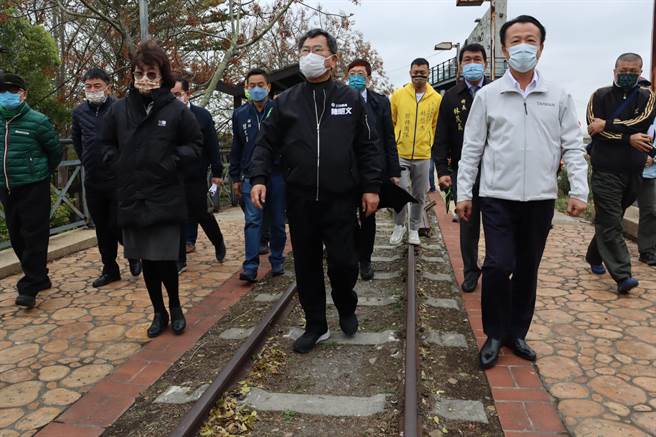 今立委陈明文（前排中）与苏治芬（前排左）、嘉义县长翁章梁（前排右）一同宣布，「北港溪铁桥及周边景观改善工程」1亿8000万元预算到位，新港復兴铁桥和女儿桥即将连结。（吕妍庭摄）