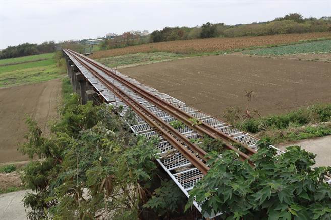 北港溪復兴铁桥昔日是连接嘉义县新港乡跟云林县北港镇重要命脉，自台糖终止载运后中断40年。（吕妍庭摄）
