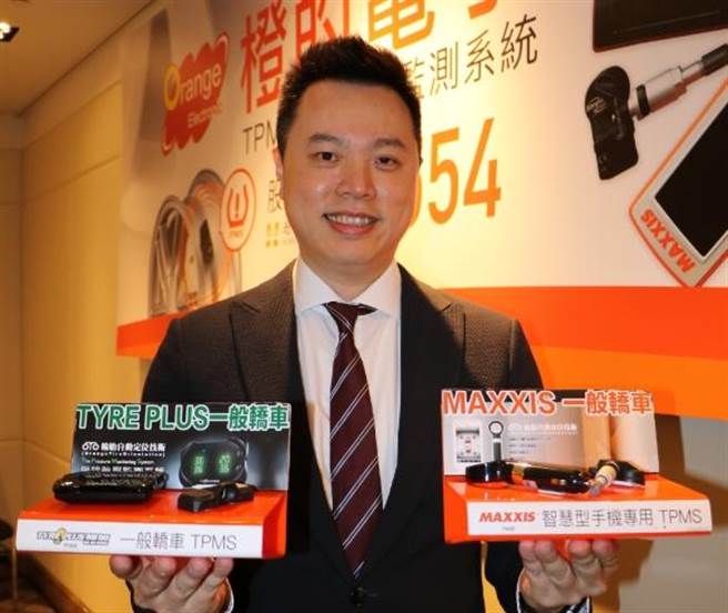 橙的電子董事長許欽堯，手持自家的胎壓偵測器。（圖／劉朱松）