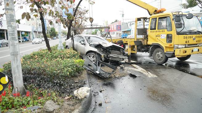 大里区文心南路、文心南路1316巷口，14日上午近10点发生车祸，其中银车车头受损严重，机油都漏到分隔岛苗圃上。（黄国峰摄）