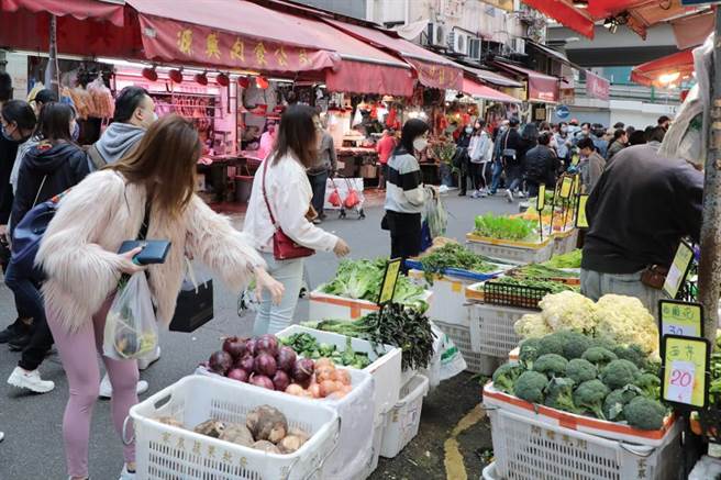 香港疫情吃紧，不少民眾赶忙上街採买粮食。（摘自中新社）