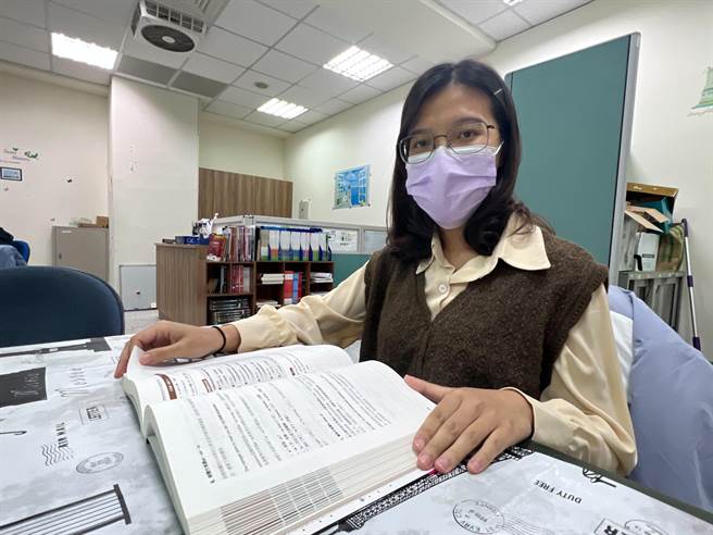 弘光科大国际英语沟通系大四学生张文馨，日文检定获最高等级的N1成绩。（陈淑娥摄）