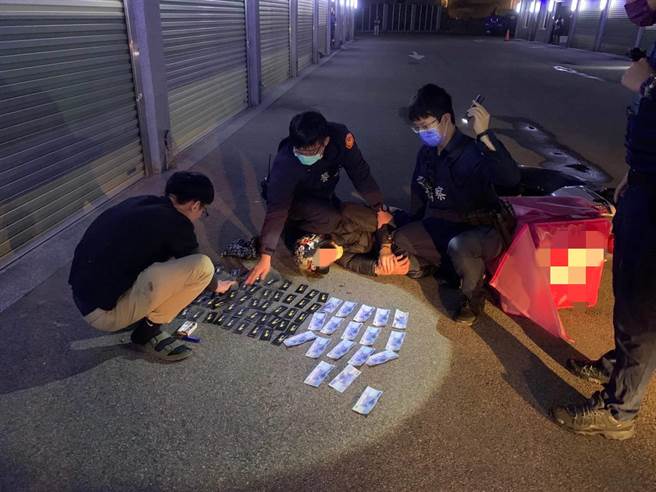 35岁郑姓外送员兼差贩毒，保温箱内装50包毒咖啡包遭警逮。(翻摄照片／蔡依珍桃园传真)