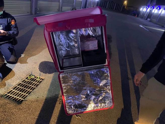 35岁郑姓外送员兼差贩毒，保温箱内装50包毒咖啡包遭警逮。(翻摄照片／蔡依珍桃园传真)