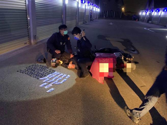 35岁郑姓外送员兼差贩毒，保温箱内装50包毒咖啡包遭警逮。(翻摄照片／蔡依珍桃园传真)