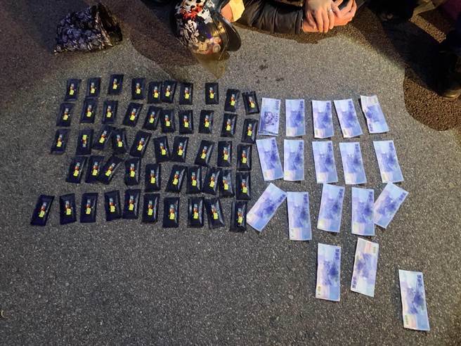 35岁郑姓外送员兼差贩毒，保温箱内装50包毒咖啡包遭警逮。(翻摄照片／蔡依珍桃园传真)