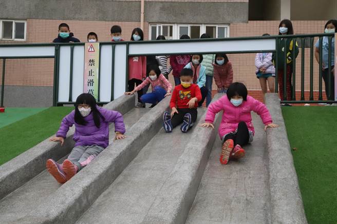 嘉义县长翁章梁今到民雄乡三兴国小视察共融游具使用状况，并肯定游戏可产生正面力量。（嘉义县政府提供/吕妍庭嘉义传真）