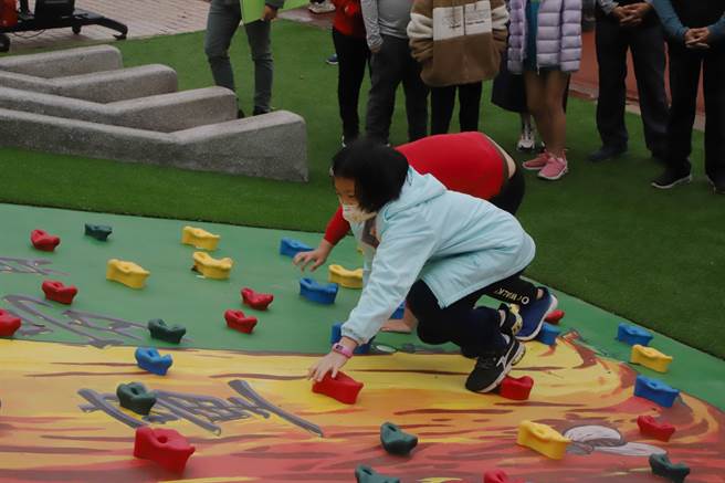 嘉义县长翁章梁今到民雄乡三兴国小视察共融游具使用状况，并肯定游戏可产生正面力量。（嘉义县政府提供∕吕妍庭嘉义传真）