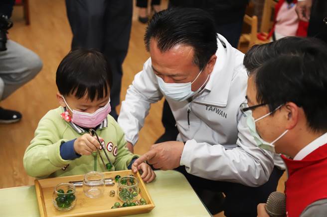 今嘉义县长翁章梁到三兴国小视察，了解学校推动食农、科技、艺文等特色课程。（嘉义县政府提供∕吕妍庭嘉义传真）