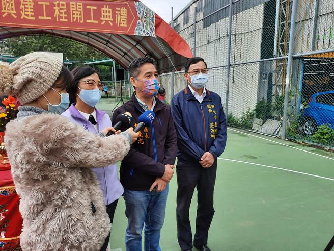芦洲区长庄茂坤(右1)、民政局长柯庆忠(右2)、新北市议员李翁月娥(右3)一同出席芦洲天幕篮球场开工典礼。（戴上容摄）