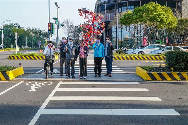 新竹縣「竹北市道路優質化及環境提升計畫」獲營建署4個優良獎座，縣長楊文科（左三）等人在光明六路東一段遠百竹北站前行人通行環境及無障礙設施設。（羅浚濱攝）
