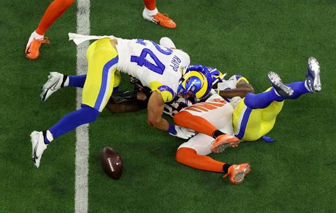 公羊队安全卫迟友骏（24号）在超级杯成功拦截孟加拉虎外接员Tee Higgins。（路透）