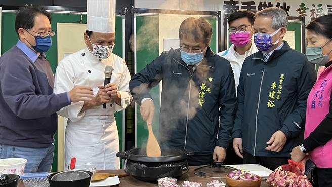 台南市長黃偉哲（左三）今天參加宣傳記者會，與總舖師汪義勇一起製作紅蔥頭酥。（張毓翎攝）