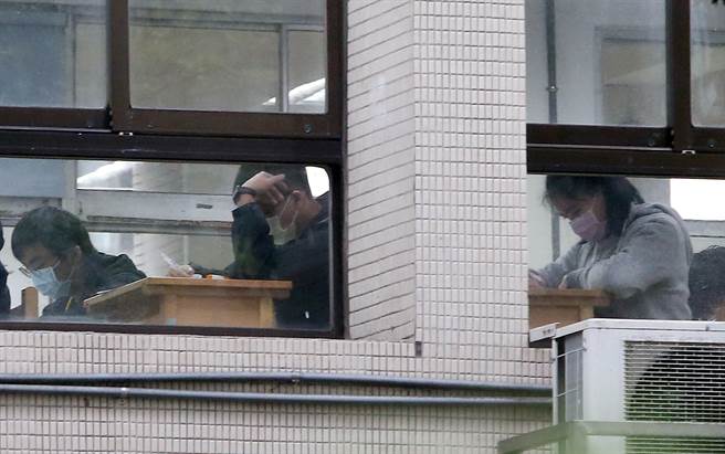 图为大学学测第二天，考生们上阵考试。（示意图/资料照/赵双杰摄）