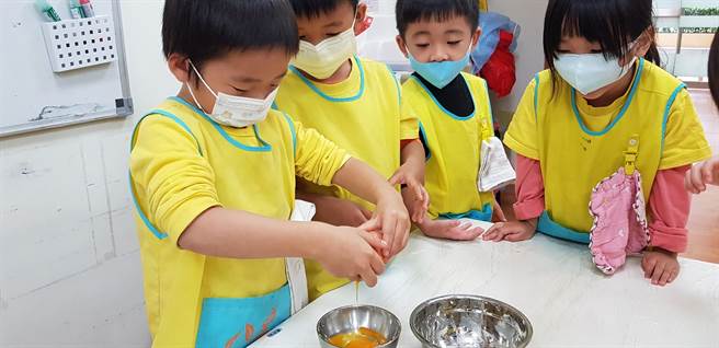 八里幼儿园幼童制作迷迭香饼乾。（新北市教育局提供）