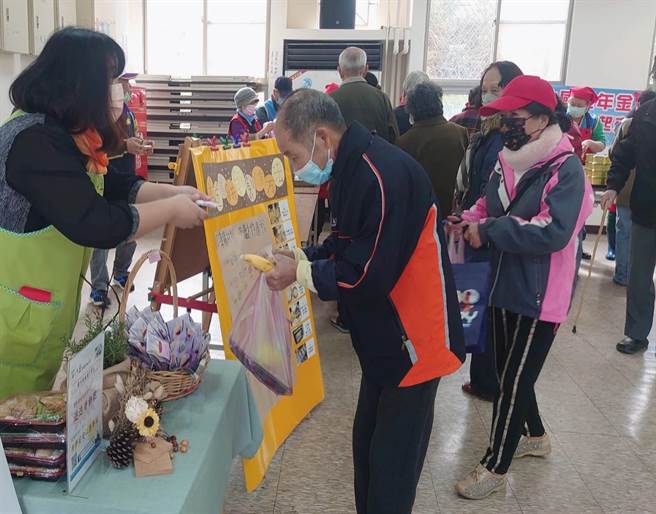 八里幼儿园方分享孩子制作的饼乾，送给社区长辈。（新北市教育局提供）