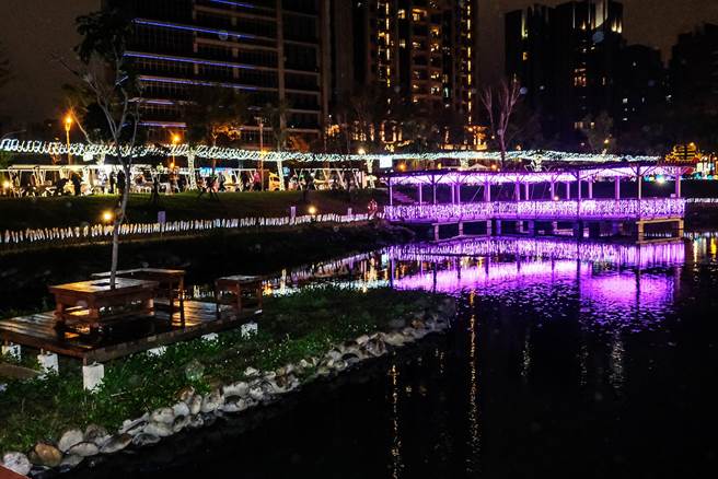 竹北东兴圳「花灯迎天穿 虎虎生竹风」活动，灯饰让东兴圳入夜后更美丽。（罗浚滨摄）