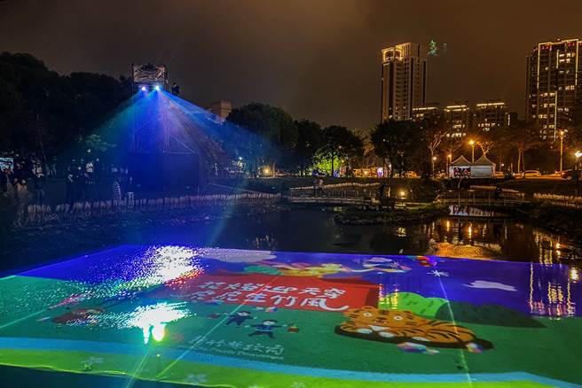 竹北东兴圳「花灯迎天穿 虎虎生竹风」活动，在水面投影天穿日起源的女娲补天的故事。 （罗浚滨摄）