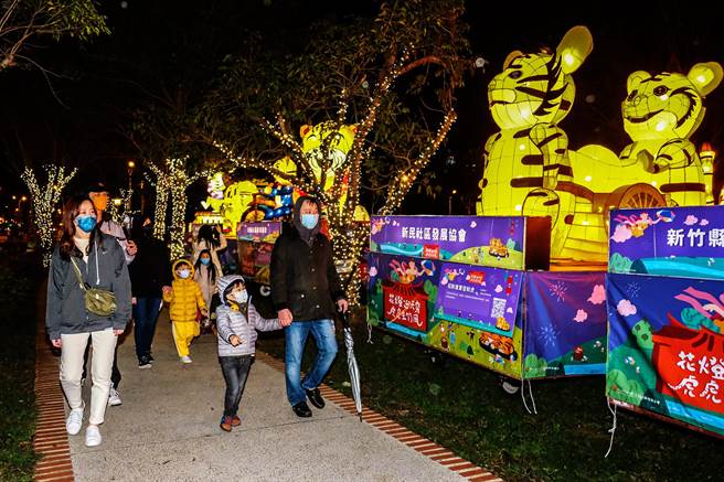 竹北东兴圳「花灯迎天穿 虎虎生竹风」活动，吸引大小朋友赏灯。（罗浚滨摄）