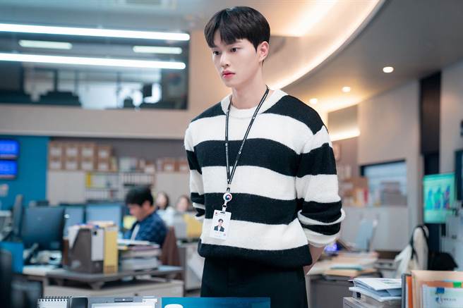 宋江在《气象厅的人们：社内恋爱残酷史篇》中饰演气象厅统筹二部特别预报员「李时雨」。（Netflix提供）