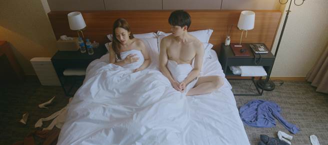 朴敏英、宋江第2集不小心因喝醉上了床。（摘自Netflix）