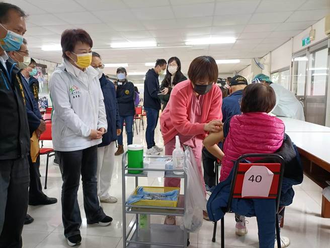 台中市长卢秀燕14日视察沙鹿快打站。（陈淑娥摄）