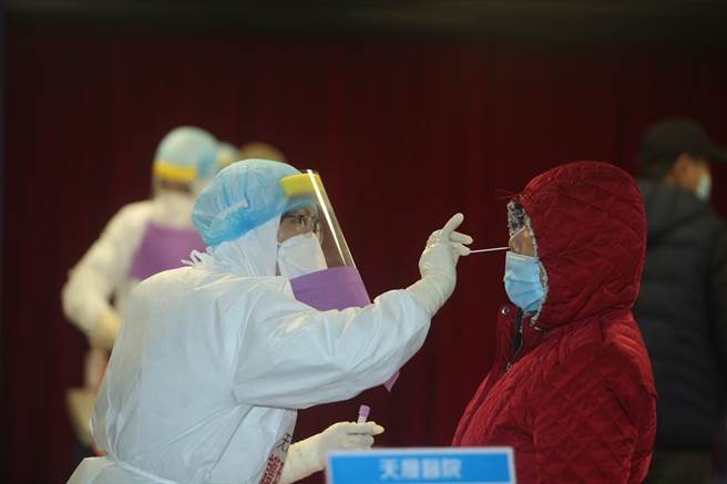 高雄砂石场群聚确诊者足迹相关；而高雄市一名20多岁男性因发烧等症状快筛阳性确诊，以及一对母子因出境需求採检确诊，3人的感染源都仍待厘清。（图／示意图，记者陈怡诚摄影）