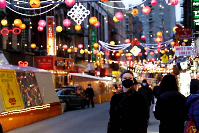 一名35岁亚裔女子13日凌晨返回纽约中国城的住处时，遭到不认识的男性游民尾随进入家中，遭男子持刀猛砍伤重身亡。图为纽约中国城资料照。（资料照／中新社）