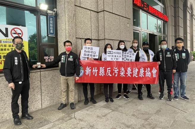 竹北市民代表林硕彦（左二）等人到新竹地检署按铃控告大享容器非法施工。（罗浚滨摄）