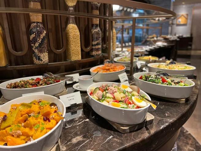 （Fresh & Aged Italian Steak House美福乾式熟成牛排馆推出优惠活动，疫苗接种满三剂者可享义式沙拉吧买二送一。图／美福乾式熟成牛排馆提供）