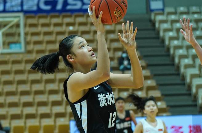 淡商萧豫玟单场19分、32篮板，篮板数创个人HBL单场新高。（高中体总提供）