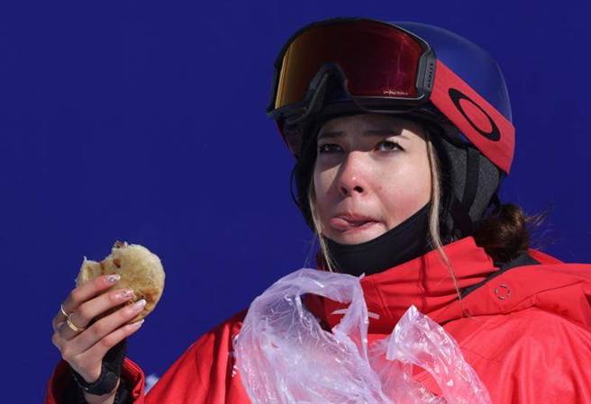 大陆滑雪女将谷爱凌在坡面障碍技巧赛之后吃点心。（路透）