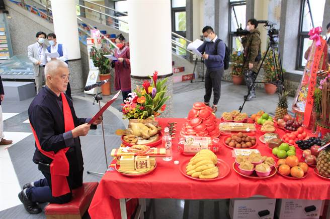 天穿日遵循古礼以客语举办祭天仪式。（新北市客家局提供）