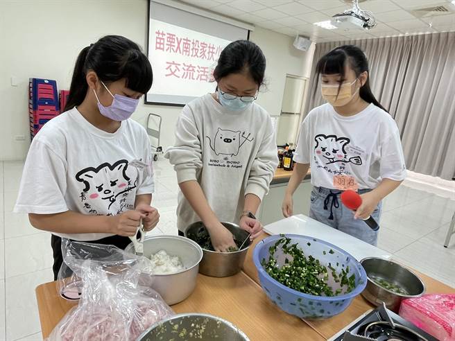家扶中心孩子們開心製作手工餅乾。（苗栗家扶中心提供／李京昇苗栗傳真）