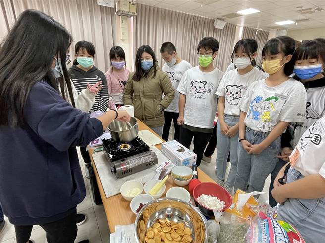 苗栗家扶中心邀請南投家扶青少年一同製作甜點。（苗栗家扶中心提供／李京昇苗栗傳真）