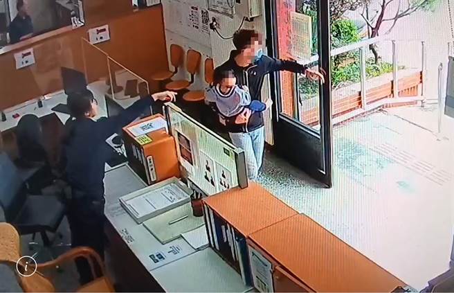 林男1岁半的儿子突然牙龈出血不止，送医途中塞车，求助雾峰分局成功派出所。（雾峰分局提供／黄国峰台中传真）