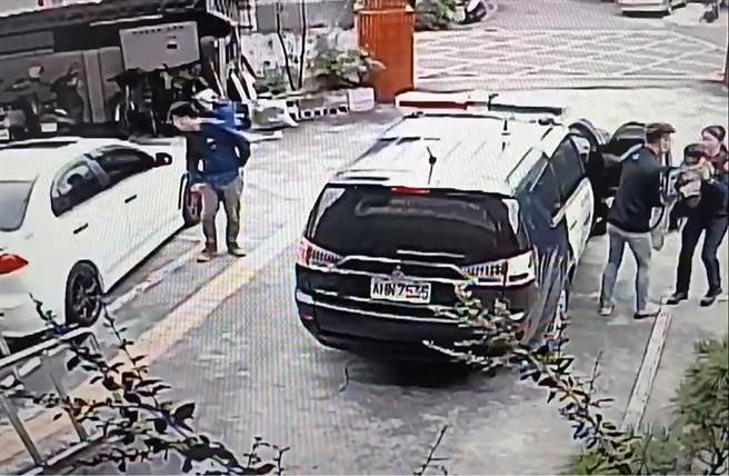 林男送1岁半的儿子就医急救遇塞车，求助雾峰分局成功派出所，警方直接开警车载父子二人至医院。（雾峰分局提供／黄国峰台中传真）