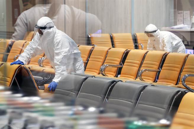 桃園自1月3日機場群聚爆發以來，首度迎來連2日「嘉玲」。圖為桃機清潔人員在清潔消毒入境旅客經過的足跡。（示意圖，陳麒全攝）