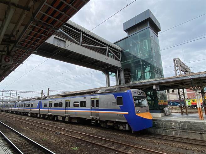 嘉义铁路高架兴建新嘉义车站，施工期间站内空桥及电梯分阶段改变，提供旅客使用。（廖素慧摄）