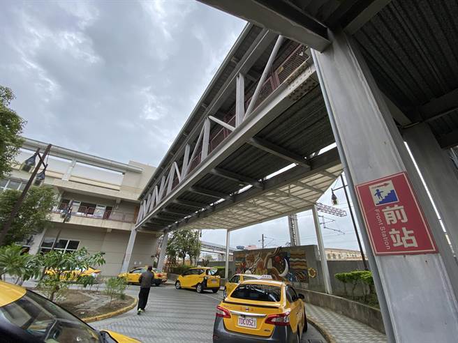 嘉义铁路高架兴建新嘉义车站，施工期间站外空桥依施工进度分阶段改变，供旅客使用。（廖素慧摄）